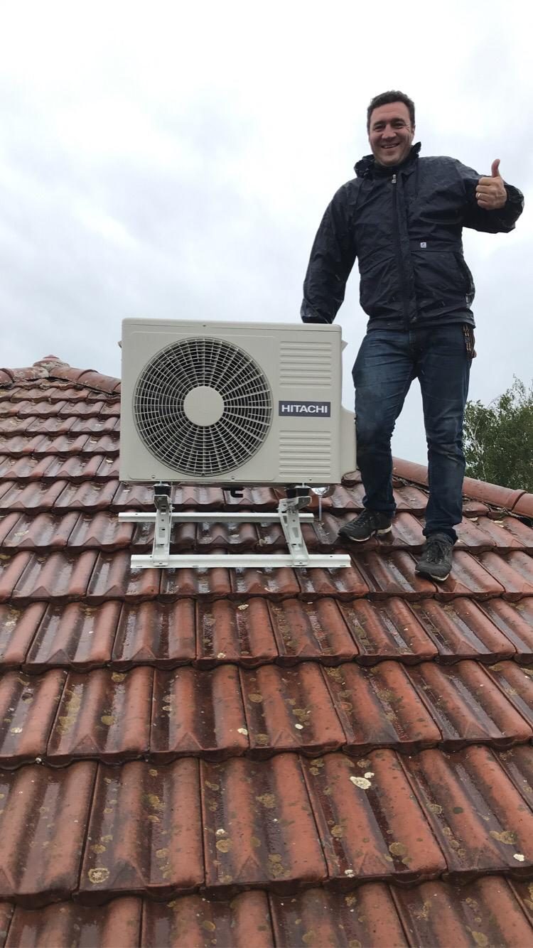 Mathieu Maurin, fondateur Easy Calo, sur un chantier d'installation de pompe à chaleur à Ambérieu-en-Bugey